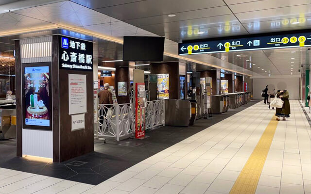 지하철 미도스지선 신사이바시역 남쪽 개찰구를 나와 6번 출구에서 나옵니다.