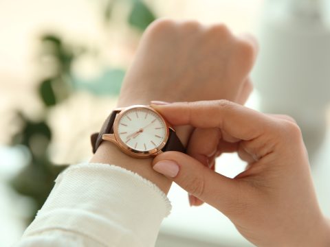 【男女別】腕時計をつける位置はどこが良いか解説｜腕まわりを華やかにする腕時計も紹介
