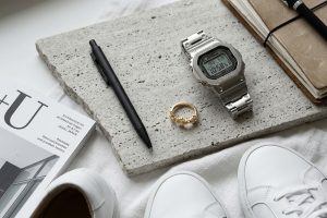 腕時計とジュエリーの重ね付けガイド｜G-SHOCK・高級スポーツウォッチの組み合わせ方を解説