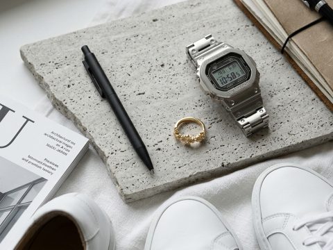 腕時計とジュエリーの重ね付けガイド｜G-SHOCK・高級スポーツウォッチの組み合わせ方を解説