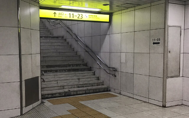 11-23號出口會出現在你最後的左邊，所以請上樓梯。