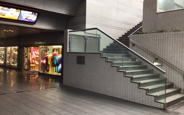 一直往前走，就能看到大阪第一生命大楼。请上楼梯。