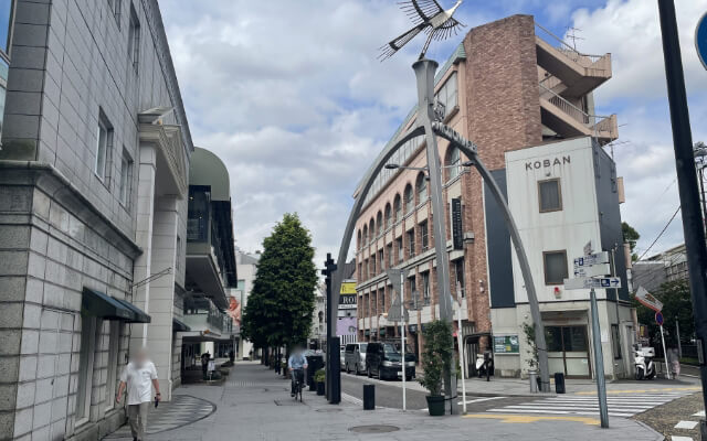 Proceed diagonally to the left (in the direction of Motomachi shopping street) at the immediate intersection.