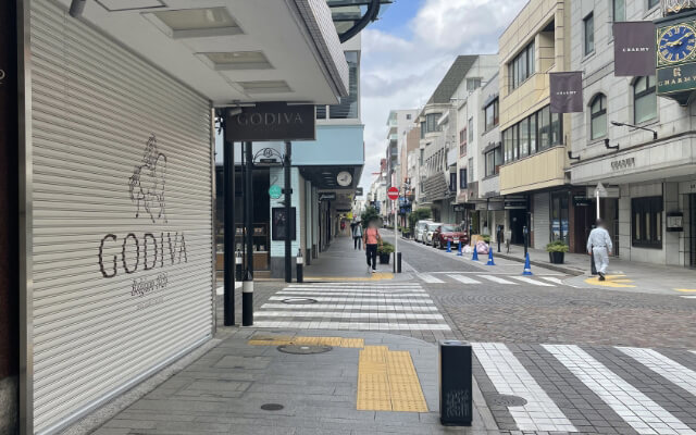 Godiva（巧克力）在您的左边，MID 横滨元町大楼在前面。