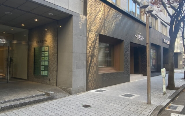 Kobe Yukizaki is located on the first floor of the Sannomiya Denden Building.