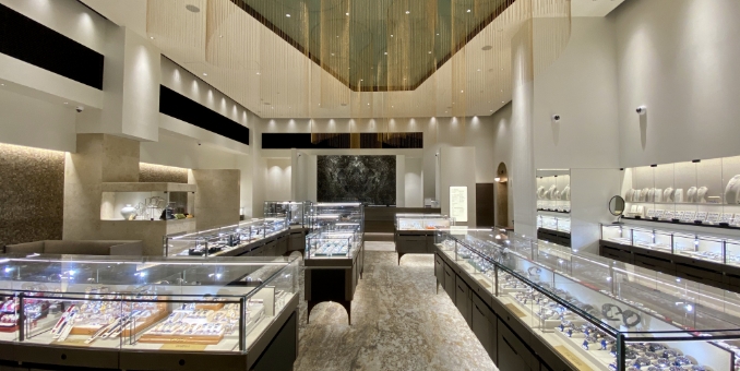 福岡で創業し40年以上に渡り宝飾品や腕時計などの最高級品を取り扱っています。東京・大阪・名古屋等の主要都市を中心に全国で店舗を展開しています。