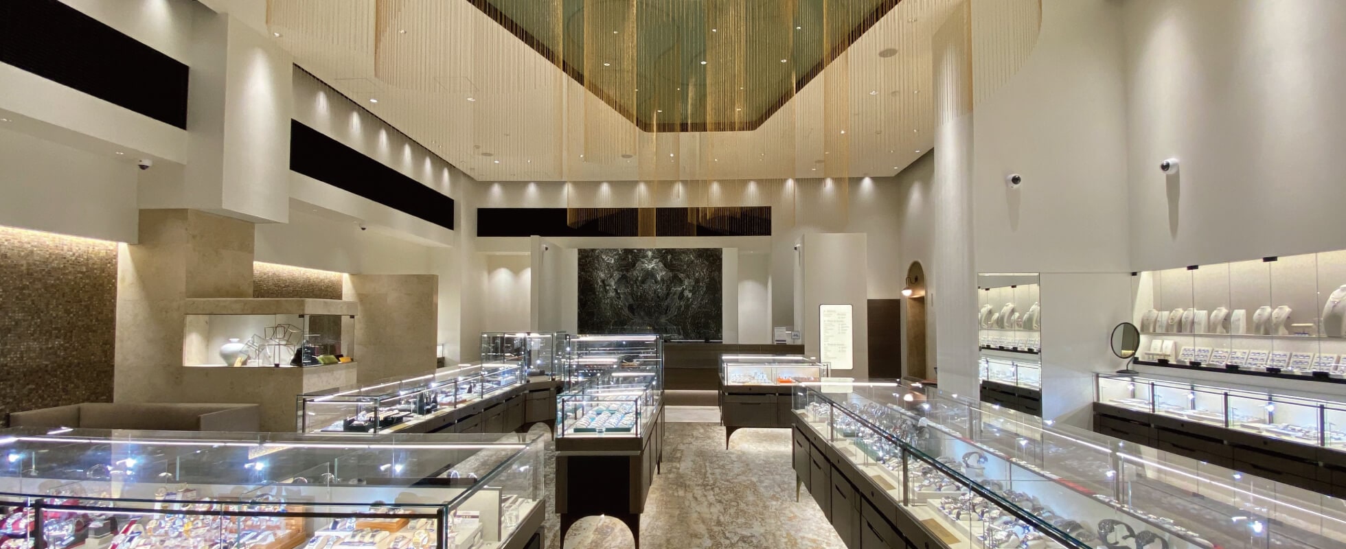 福岡で創業し40年以上に渡り宝飾品や腕時計などの最高級品を取り扱っています。東京・大阪・名古屋等の主要都市を中心に全国で店舗を展開しています。